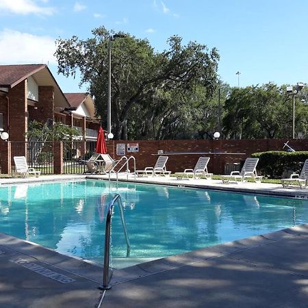 Hotel Ramada By Wyndham Temple Terrace/Tampa North Exterior foto