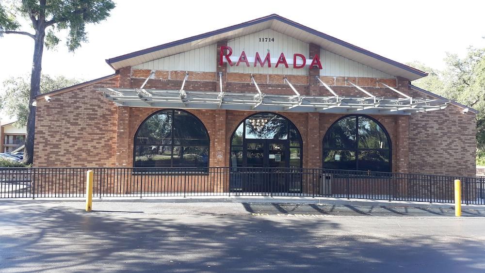 Hotel Ramada By Wyndham Temple Terrace/Tampa North Exterior foto