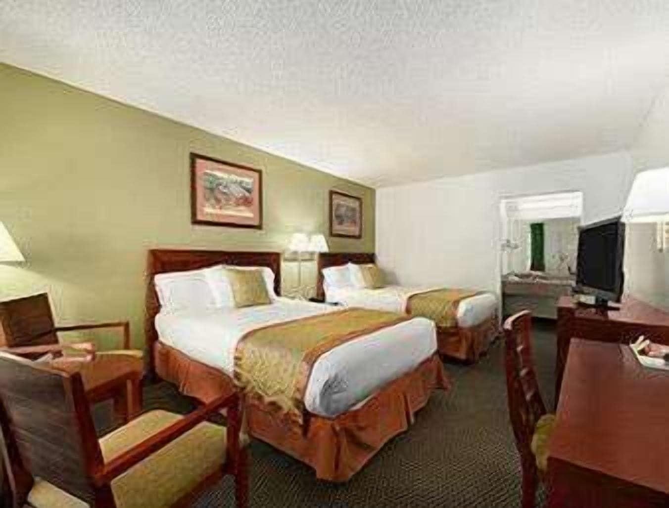 Hotel Ramada By Wyndham Temple Terrace/Tampa North Exterior foto