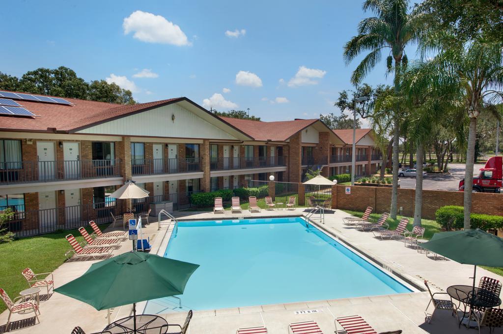Hotel Ramada By Wyndham Temple Terrace/Tampa North Exterior foto