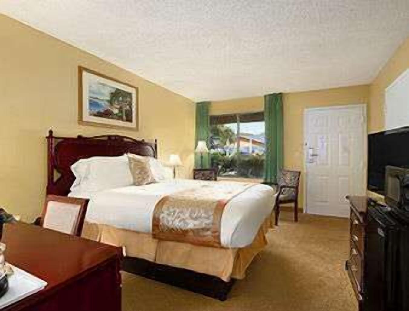 Hotel Ramada By Wyndham Temple Terrace/Tampa North Exterior foto