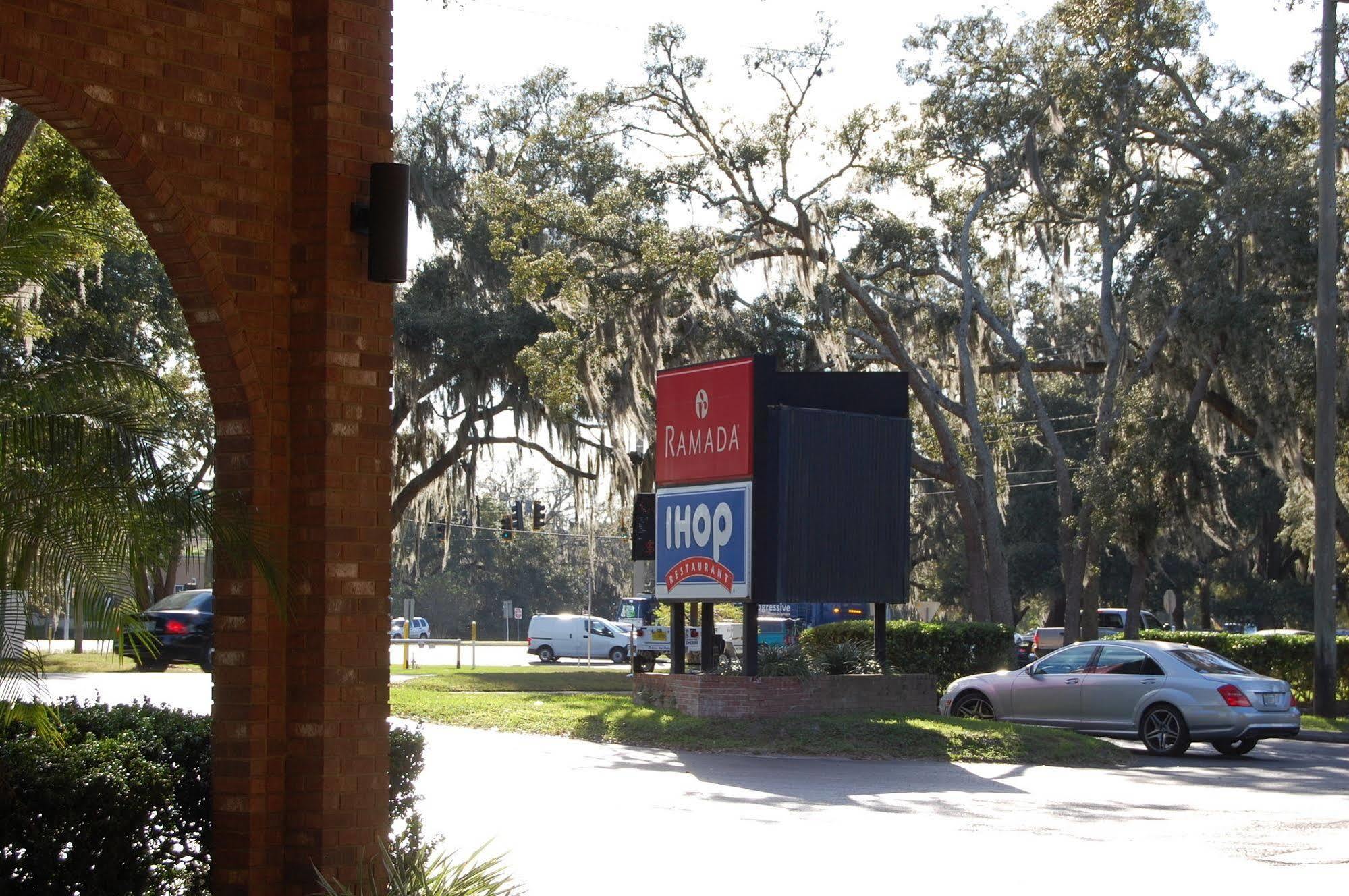 Hotel Ramada By Wyndham Temple Terrace/Tampa North Exterior foto