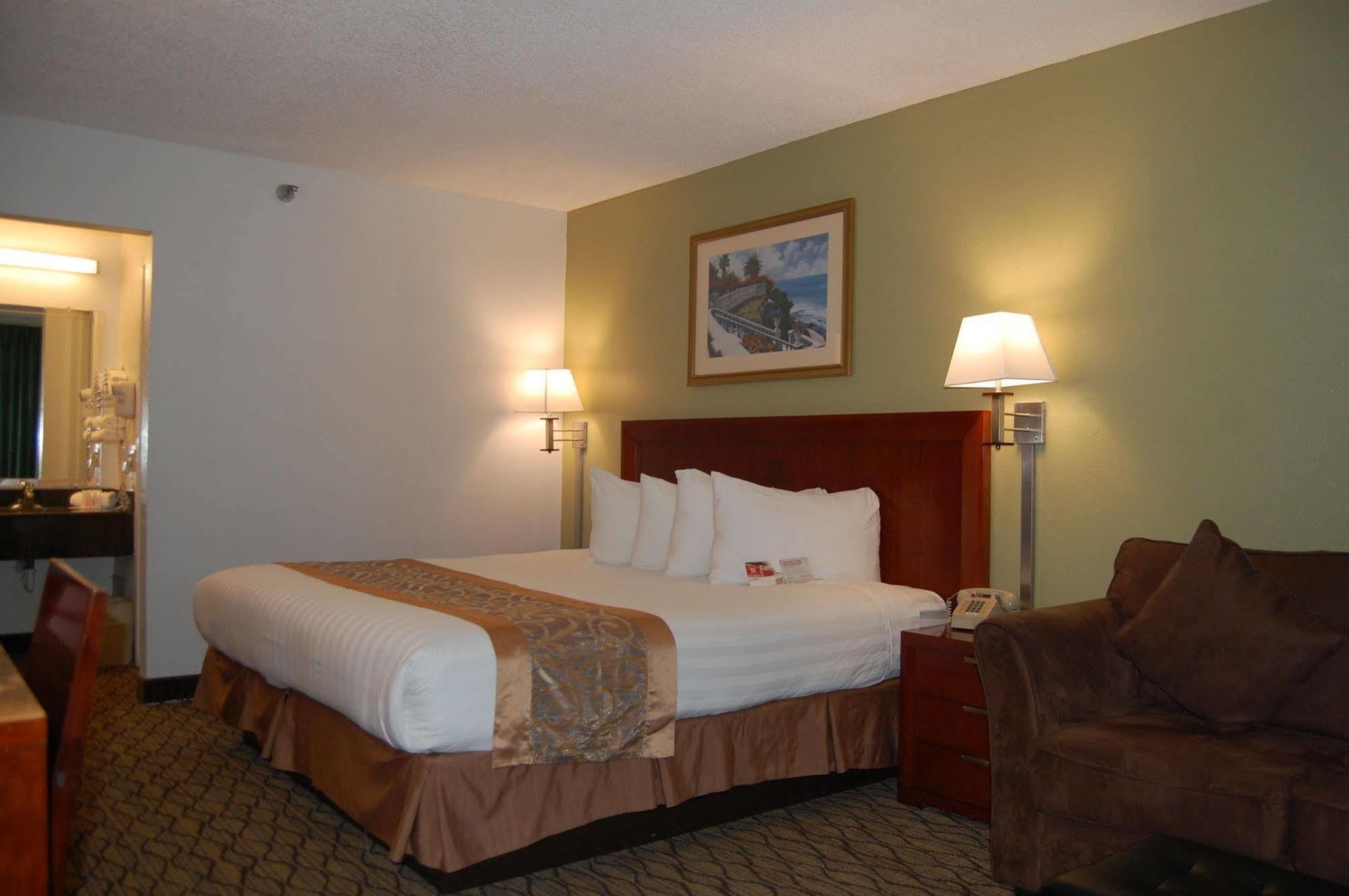 Hotel Ramada By Wyndham Temple Terrace/Tampa North Exterior foto