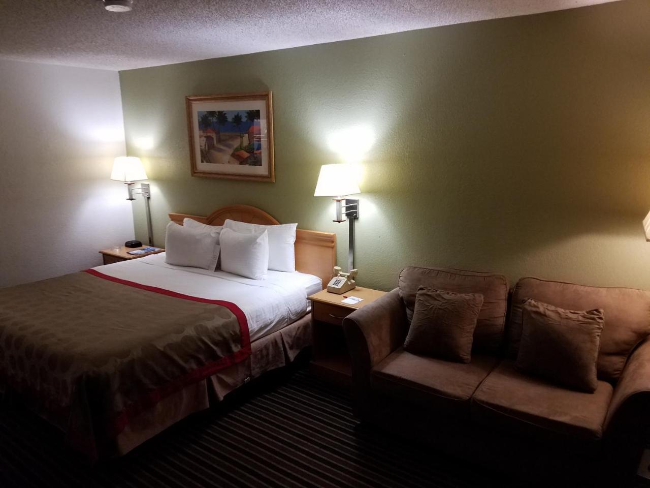 Hotel Ramada By Wyndham Temple Terrace/Tampa North Exterior foto
