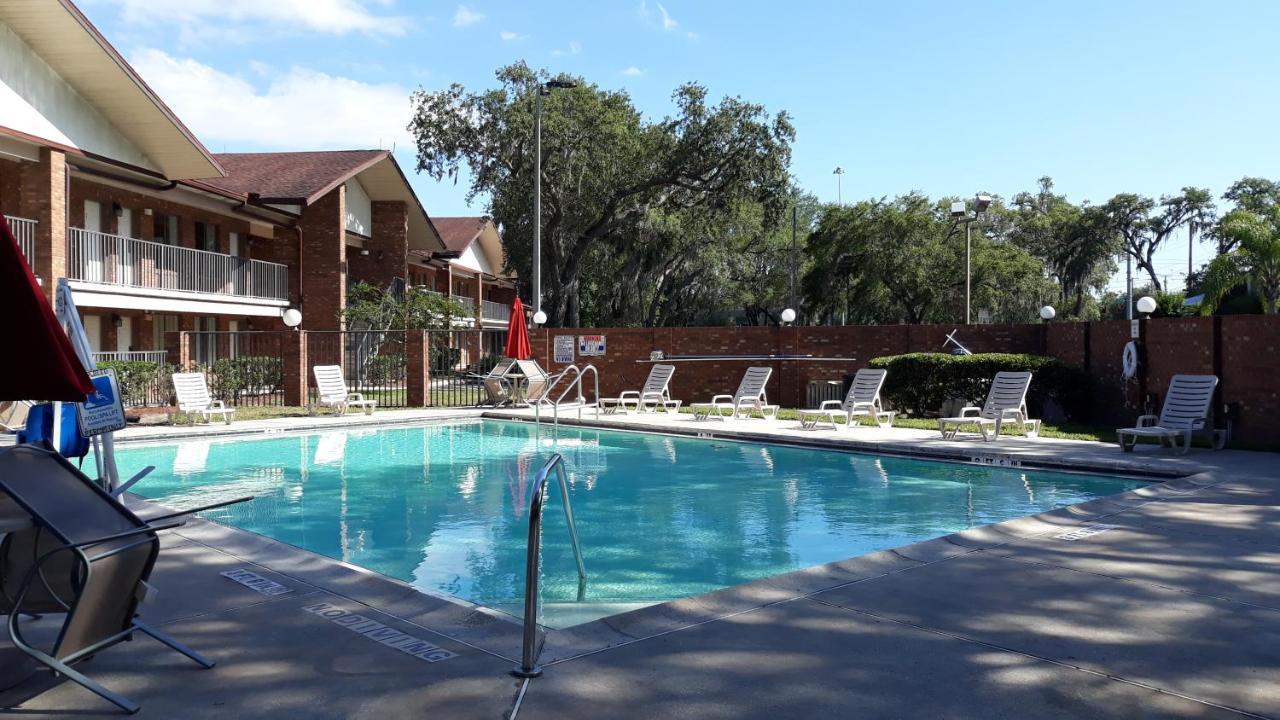 Hotel Ramada By Wyndham Temple Terrace/Tampa North Exterior foto
